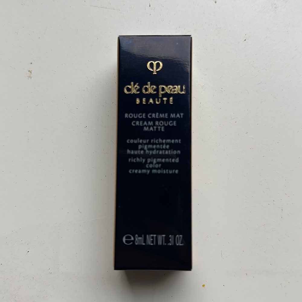 Clé de peau rouge crème mat liquid lipstick.